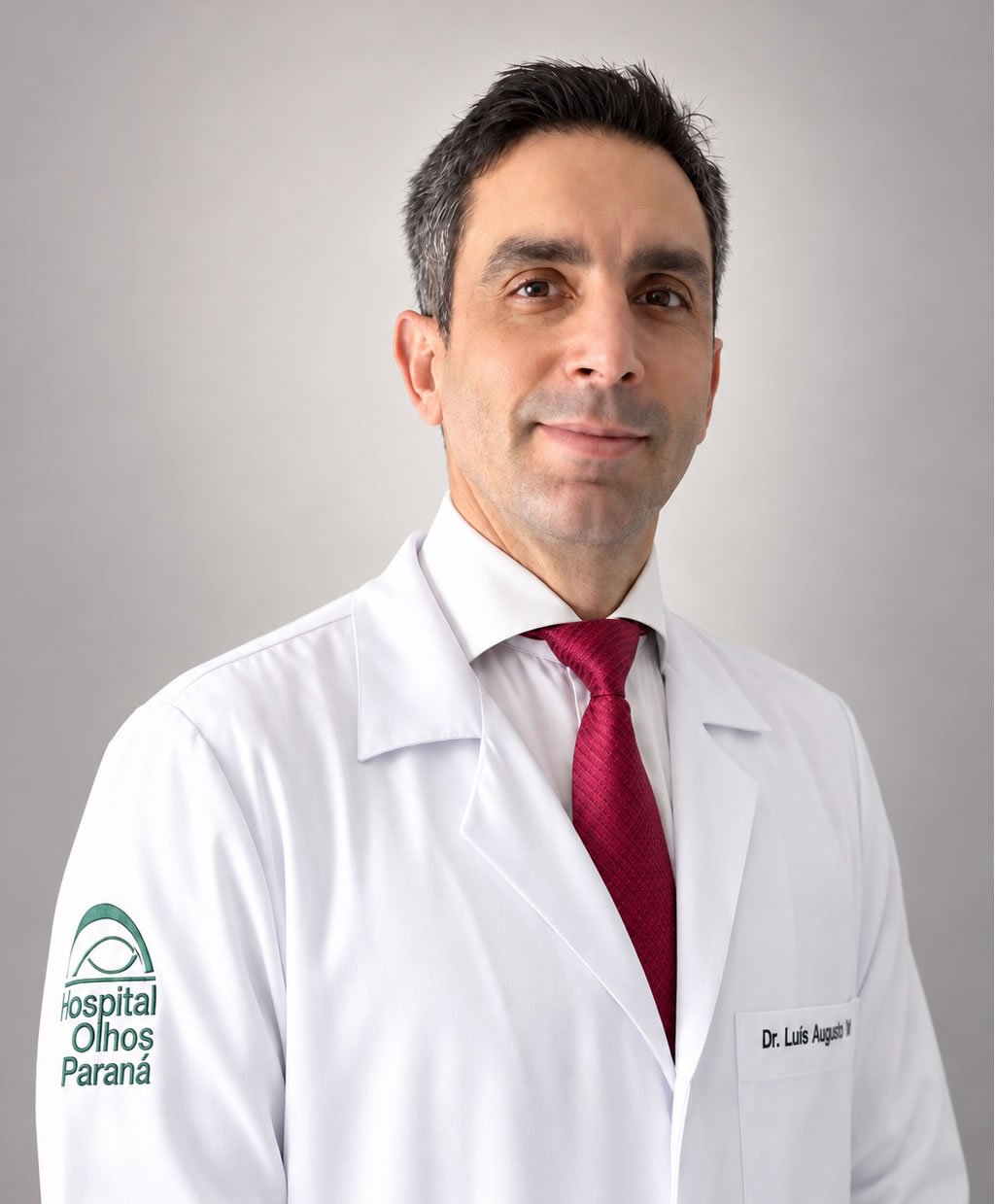 Dr. Luís Augusto Arana, oftalmologista, em retrato de jaleco branco